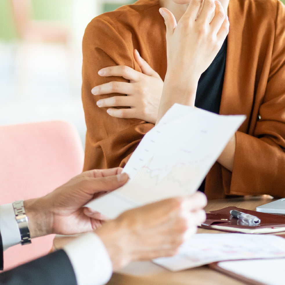 株式会社アオハル不動産のスタッフと打ち合わせを行う女性客