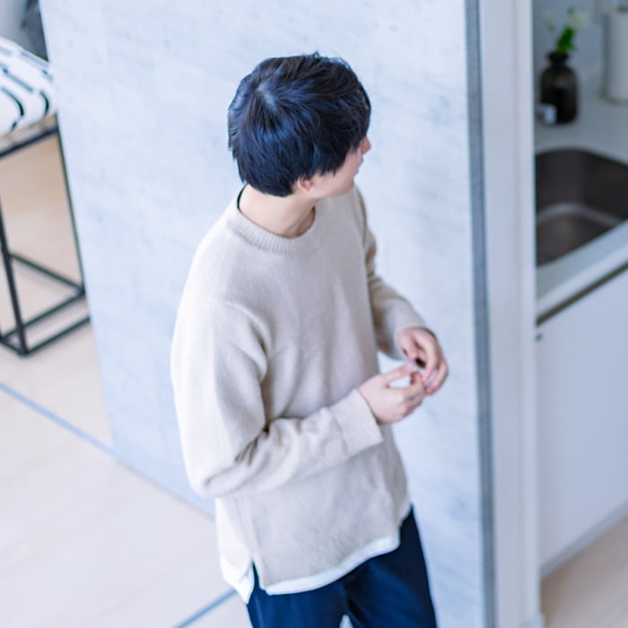 アオハルスタッフと一人暮らし用の物件の内覧を行う男性